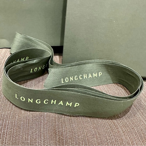 Authentic Longchamp gift box for scarf with matching gift bag and ribbon - Picture 2 of 9